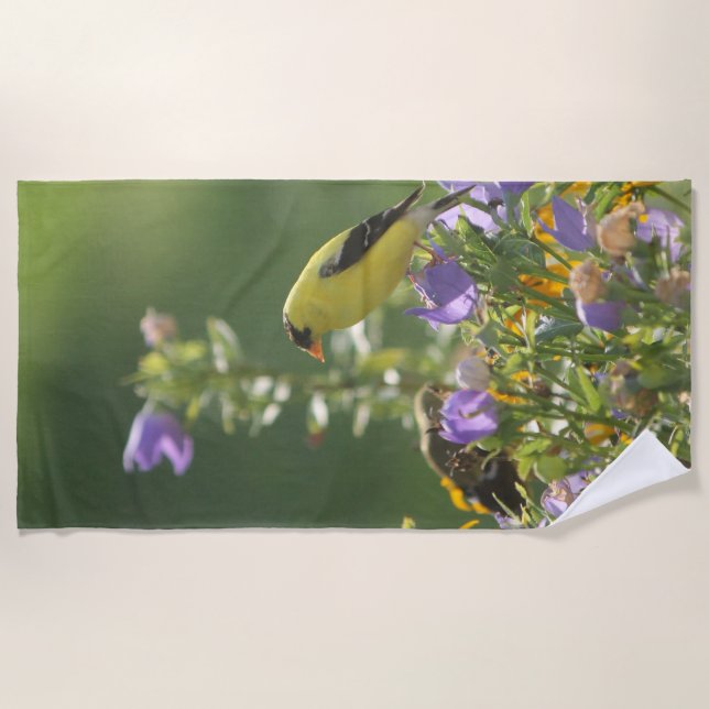 Goldfinch auf einer Harebell-Blume Strandtuch (Vorderseite)