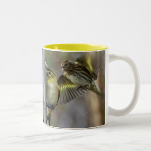 Goldfinches am Feeder Zweifarbige Tasse