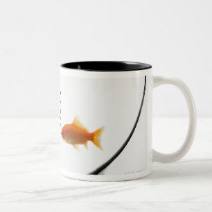 Goldfisch in der Schüssel Zweifarbige Tasse