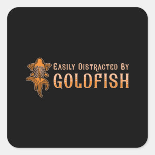 Goldfisch, leicht von Goldfischen abgelenkt Quadratischer Aufkleber