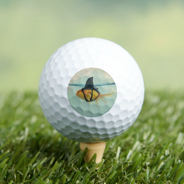 Goldfisch mit einer Haifischflosse Golfball (Insitu T-Shirt)