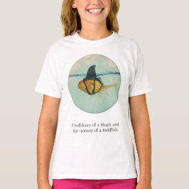 Goldfisch mit einer Haifischflosse T-Shirt
