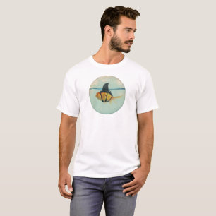 Goldfisch mit einer Haifischflosse T-Shirt