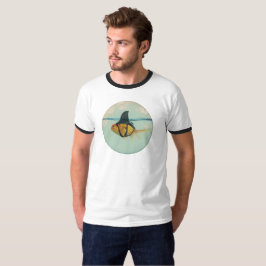 Goldfisch mit einer Haifischflosse T-Shirt