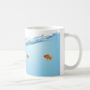 Goldfisch unter Wasseraquarium Tasse