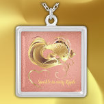 Goldfische auf Korallenfolienmonogramm | Versilberte Kette<br><div class="desc">Korallenfolienhintergrund mit goldenem Herz,  Text und Goldfisch für Sie,  um Ihre Bedürfnisse zu personalisieren. Sparen Sie in jedem Gewehr!</div>