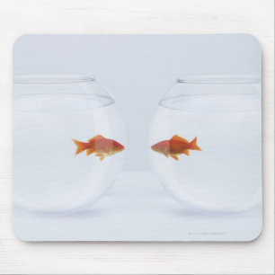 Goldfische in separaten Fischschalen, die von Ange Mousepad