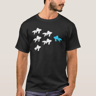 Goldfish schweben gegen den Mainstream T-Shirt