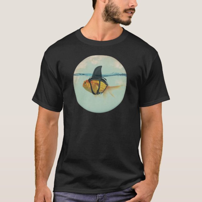 Goldfish with a Shark Fin T-Shirt (Vorderseite)