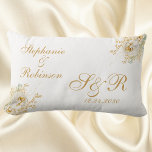 Goldfloral-Monogramm-Hochzeitsgeschenk-Kissen Lendenkissen<br><div class="desc">Gold Winter florale Monogramm Logo Hochzeitsgeschenk werfen Kissen. Ein tolles Geschenk für frisch gebliebene oder Ihr Lieblingspärchen zum Hochzeitstag. Einfache Anpassung der Bräutigamen,  Initialen und Hochzeitstermin. Bestelle noch heute!</div>