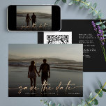 Goldfolie Onyx Black Modern Foto QR Code Save The Date<br><div class="desc">Schöne kalligraphische Schrift in gelben Imitaten Gold zu überlagern Ihr Foto Save the Date Karte. Das ist eine wunderschöne Typografie auf einem voll geblasenen Foto mit weißer Schrift. Es enthält ein Überlagerungslicht für Lichtsegmente, wenn Ihr Foto es hinter dem Text benötigt. Sie können den weichen Farbverlauf behalten oder löschen, wenn...</div>