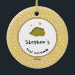 Goldfolienkranz | Baby First Christmas Green Keramik Ornament<br><div class="desc">Elegantes,  modernes und hübsches Foto Weihnachtsschmuck. Diese Vorlage mit Blumenkranz mit goldgrünem Blattwerk und roten Beeren. Umkehren,  um eine bezaubernde Illustration von Green Baby Dinosaurier zu enthüllen,  die unter den goldgelben Sternen schlafen,  mit dem Namen des Baby. Ideal für Junge und Mädchen. Perfektes Geschenk für alle Jahreszeiten!</div>