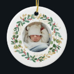 Goldfolienkranz | Baby First Christmas Pink Keramik Ornament<br><div class="desc">Elegantes,  modernes und hübsches Foto Weihnachtsschmuck. Diese Vorlage mit Blumenkranz mit goldgrünem Blattwerk und roten Beeren. Umkehren,  um eine bezaubernde Illustration von Pink Baby Dinosaurier zu enthüllen,  die unter den goldgelben Sternen schlafen,  mit dem eigenen Namen Baby. Ideal für Junge und Mädchen. Perfektes Geschenk für alle Jahreszeiten!</div>