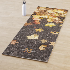 Goldgelber Ahorn verlasse Herbstasphalt Monogramm Yogamatte
