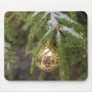 Goldglasweihnachtsverzierung auf immergrünem Baum Mousepad