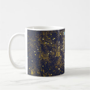 Goldglitter und glitzernde blaue Sterne auf schwar Kaffeetasse