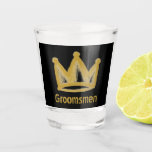 Goldgraffiti-Kronenbaumgeschenk Schnapsglas<br><div class="desc">Feiern Sie eine Nacht mit den Jungs mit dieser goldenen Graffiti-Krone. Ändern Sie den Namen oder die Hintergrundfarbe im benutzerdefinierten Abschnitt.</div>