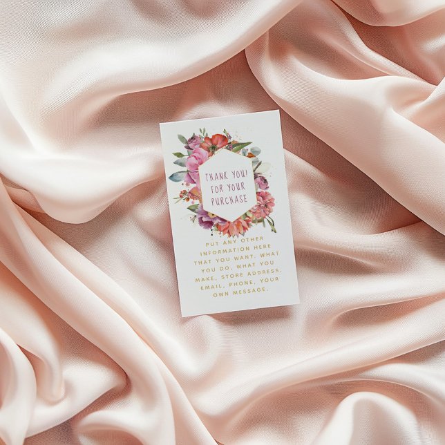 Goldgrenze für Blume und Macaros Begleitkarte (Floral thank-you card with watercolor flowers and gold text, placed on soft blush fabric background)