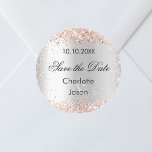 Goldhochzeit der Silberne Rose Save the Date Runder Aufkleber<br><div class="desc">Ein Save the Date Aufkleber für Ihre Hochzeit. Ein Imitat silber aussehender Hintergrund,  schwarzer Text. Dekoriert mit Rose Gold Konfetti. Personalisieren und fügen Sie Ihre Namen und Hochzeitsdatum.</div>