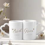 Goldkalligraphie-Braut und Groom-Newlyweds Liebestassen<br><div class="desc">Maßgeschneidertes Kaffee/Tee-Tasse-Set für Braut und Bräutigam mit Goldkalligraphie und Herz mit bearbeitbarem Hochzeitstermin. Dieses personalisierte Set ist ein unvergessliches Hochzeitsgeschenk für die Neuvermählten.</div>