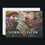 Goldmais und Foto Save the Date Feiertagskarte<br><div class="desc">Gold Ampere und Foto Save the Date mit roten karierten Backer. Elegantes modernes Design mit Foto und Namen,  perfekt für Winterhochzeitsankündigungen</div>