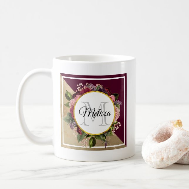 Goldmarmor Muster und Burgund Florals Monogramm Kaffeetasse (Mit Donut)