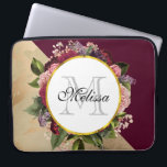 Goldmarmor Muster und Burgund Florals Monogramm Laptopschutzhülle<br><div class="desc">Ein Laptop mit goldgelbem Marmormuster und einer soliden bordeauxroten Farbe,  die diagonal verlegt ist. Ein Kreis mit einem Imitat mit goldfarbener Folienabdeckung,  der auf einem hübschen Blumenstrauß mit Rose,  Nelken und anderen Blume verlegt ist. Personalisieren Sie mit Ihrem Namen und Monogramm im Kreis.</div>