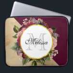Goldmarmor Muster und Burgund Florals Monogramm Laptopschutzhülle<br><div class="desc">Ein Laptop mit goldgelbem Marmormuster und einer soliden bordeauxroten Farbe,  die diagonal verlegt ist. Ein Kreis mit einem Imitat mit goldfarbener Folienabdeckung,  der auf einem hübschen Blumenstrauß mit Rose,  Nelken und anderen Blume verlegt ist. Personalisieren Sie mit Ihrem Namen und Monogramm im Kreis.</div>