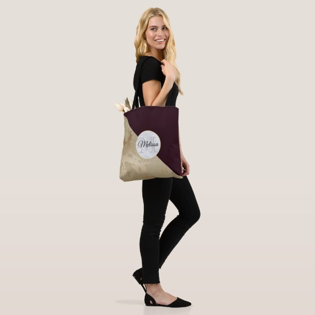 Goldmarmor und Burgunder Muster Monogramm (Am Model)