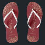 Goldmedaille auf Hochzeit der Roten Eleganten Trau Flip Flops<br><div class="desc">Diese wunderschönen Hochzeitskippen sind eine großartige Möglichkeit, Ihre Trauzeugin zu danken und zu erkennen, während sie gleichzeitig ihre Füße rette. Das elegante Design mit goldfarbenen Spitzen-Frills auf gerötetem Hintergrund und extravagant goldfarbenem Schriftzeichen zeichnet sich durch ein elegantes Design aus. Der Test liest Trauzeugin mit ihrem Namen unten. Ein guter Weg,...</div>