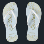 Goldmedaille auf Pulverfarbe Blau Die Braut Elegan Flip Flops<br><div class="desc">Tanzen Sie die Nacht mit diesen schönen Hochzeitsflip-Flops. Sie sind für die Braut konzipiert und zeichnen sich durch ein schlichtes und dennoch elegantes Design aus, das mit goldfarbenen Schriftzeichen auf einem hellpulverblauen Hintergrund und extravaganten goldenen Spitzen-Gürteln und Wirbel besticht. Eine schöne Art, extravagant und angemessen bleibe, während Sie Ihren Füßen...</div>