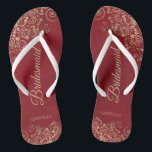 Goldmedaille auf Red Elegante Brautjungfrau Hochze Flip Flops<br><div class="desc">Diese eleganten Hochzeitskippen sind eine großartige Möglichkeit, um Ihren Brautmädchen zu danken und sie zu erkennen und ihnen nach einem langen Tag eine Erholung zu geben. Das schöne Design zeichnet sich durch ein elegantes Design mit goldfarbenen Spitzen-Frills auf einem marmorroten Hintergrund und extravagant goldfarbenen Schriftzeichen aus. Der Text liest Bridesmaid...</div>