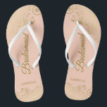 Goldmedaille Elegante Korallenpfirsichkirche Hochz Flip Flops<br><div class="desc">Diese eleganten Hochzeitskippen sind eine großartige Möglichkeit, um Ihren Brautmädchen zu danken und sie zu erkennen und ihnen nach einem langen Tag eine Erholung zu geben. Das schöne Design zeichnet sich durch ein elegantes Design mit goldfarbenen Spitzen-Frills auf einem blassorangen oder korallenpfirsichfarbenen Hintergrund und extravaganten goldfarbenen Schriftzeichen aus. Der Text...</div>