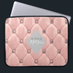 Goldmonogramm aus gehobener Rose Laptopschutzhülle<br><div class="desc">Unsere "luxuriös getuftete" Kollektion besticht durch wunderschöne Rose mit goldgelben und goldgearbeiteten Hintergründen mit Rhinestones. In der Mitte befindet sich ein Platzhalter für die Rautenform für Monogramm und Geschäftsinformationen in verschiedenen Farben. Karo in unserem Shop für weitere ergänzende Artikel aus dieser Kollektion.</div>