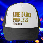 Goldname des Line Dance Princess Truckerkappe<br><div class="desc">Dieser schöne,  benutzerdefinierte Hut verfügt über eine Gold Script Line Tanzprinzessin mit der Möglichkeit,  Ihren Namen hinzuzufügen. Perfekte Tanzbekleidung als Geschenk für Linedancer,  für alle,  die Lieben Tanz oder Country Music anbieten.</div>