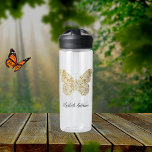 Goldname-Schrift Butterfly Trinkflasche<br><div class="desc">Ein Imitat Goldschmetterling auf einem transparenten Hintergrund. Personalisieren Sie Ihren Namen und fügen Sie ihn hinzu. Schwarzer Text.</div>