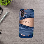 Goldnamensskript der Rose Blauer Marmor iPhone 16 Hülle<br><div class="desc">Dunkelblau und Rose goldfarben,  Marmorsteindruck als Hintergrund Persönlich gestalten und Ihren Namen hinzufügen. Der Name ist mit einem modernen handgeschriebenen Stilskript geschrieben.</div>