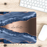 Goldnamensskript der Rose Blauer Marmor Mousepad<br><div class="desc">Dunkelblau und Rose goldfarben,  Marmorsteindruck als Hintergrund Persönlich gestalten und Ihren Namen hinzufügen. Der Name ist mit einem modernen handgeschriebenen Stilskript geschrieben.</div>