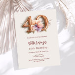 Goldpfirsichbeige Budget 40. Geburtstag<br><div class="desc">Eine moderne, stilvolle und glamouröse Einladung zum 40. Geburtstag. Beigefarbener Hintergrund, mit Pfirsichfarben und lila, wasserfarbener Blume verziert. Der Name ist mit einem modernen handgeschriebenen Stilskript geschrieben. Personalisieren Sie Ihre Party-Daten und fügen Sie sie hinzu. Nummer 40 wird mit einem Schriftart im Ballonstil geschrieben, Skript. 1 Blatt = 1 Einladung...</div>