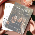 Goldpumkin-Foto-Kalender Save the Date Ankündigungspostkarte<br><div class="desc">Diese elegante, minimalistische und moderne Hochzeit des Fotos bewahrt die Dattelkarte für das zeitgenössische Ehepaar. Es zeigt eine niedliche und schicke, kursiv-weiße Typografie mit einem Kalender auf einem romantischen Spielfoto des hübschen Ehepaares. Es gibt auch ein Imitat, in dem der rosafarbene Goldkürbis gedruckt ist und das Ihr Wunschdatum hervorhebt. Klicken...</div>