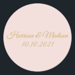 Goldrot-Rosa Monogram Brautfavoriten Runder Aufkleber<br><div class="desc">Goldrot Rosa Monogram Maßgeschneiderte Hochzeit Klassischer Rundsticker Hochzeitsgeschenk bevorzugt Klassische Rundsticker Imitate Goldbriefe,  Rosa Hintergrund</div>