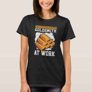 Goldschmied bei der Arbeit Goldschmieden Schmuckhe T-Shirt