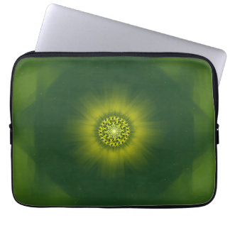 Goldstaubblüte – Botanisches Fraktal Laptopschutzhülle