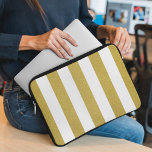 Goldstreifen, weiße Streifen, Streifen Laptopschutzhülle<br><div class="desc">Elegante,  stilvolle und raffinierte Streifen in Gold und Weiß. Modernes und trendiges Geschenk,  perfekt für die Streifen Liebhaber in Ihrem Leben.</div>