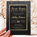 Goldtypografie aus schwarzem Glitzer Sweet 16 Einladung<br><div class="desc">Moderne,  hübsche,  schicke und elegante Imitate mit goldfarbenem und schwarzem Glitzer-Duschkopf mit schwarzem 16 . Geburtstag-Party Einladung mit schwarzem Glitzer-Omermuster,  das auf einem schwarzen Hintergrund verblasst,  und elegantem Goldrahmen Perfekt für eine 16 . Geburtstag Geburtstagsparty.</div>