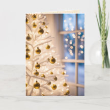 Goldverzierungen auf einem weißen Weihnachtsbaum