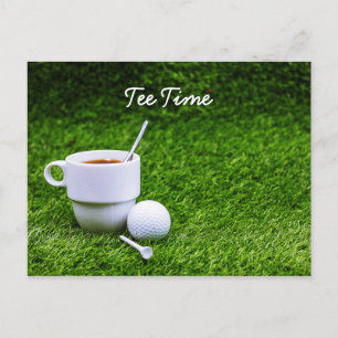 Golf Abschlagzeit mit Tasse Tee auf grünem Gras Postkarte