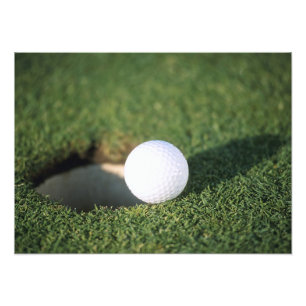 Golf Ball am Rand des Lochs Fotodruck
