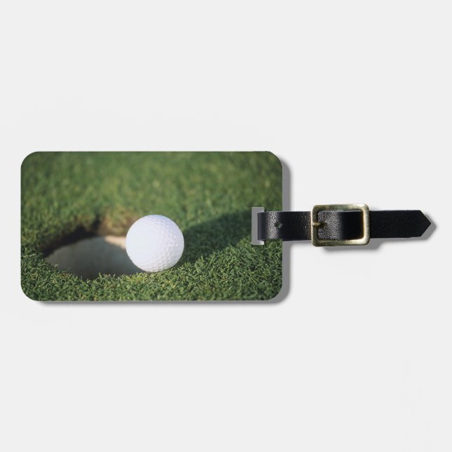 Golf Ball am Rand des Lochs Gepäckanhänger (Vorderseite horizontal)