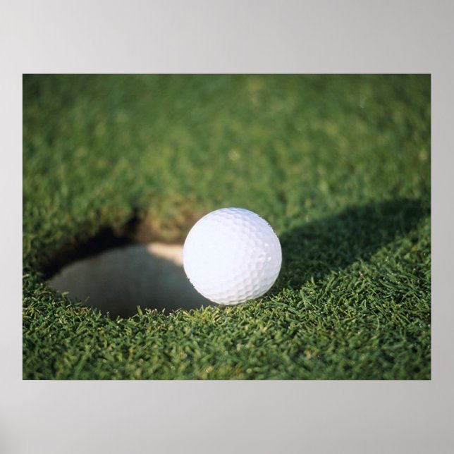 Golf Ball am Rand des Lochs Poster (Vorne)